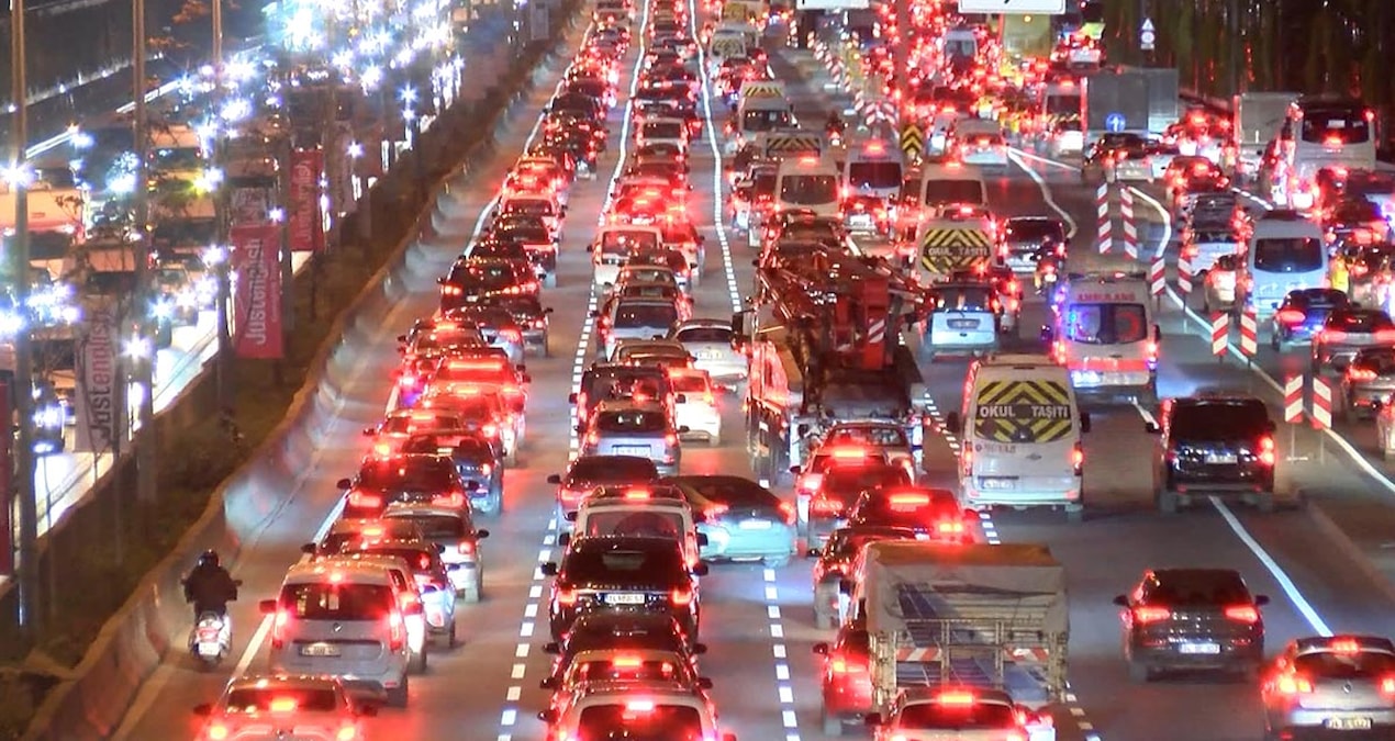 İstanbulda trafik kilitlendi: Yoğunluk yüzde 81’i gördü