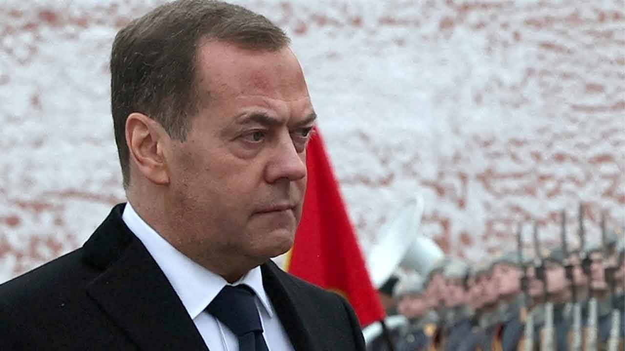 Medvedev: Ukrayna’ya nükleer silah tedariki Rusya’ya saldırıyla eşdeğer